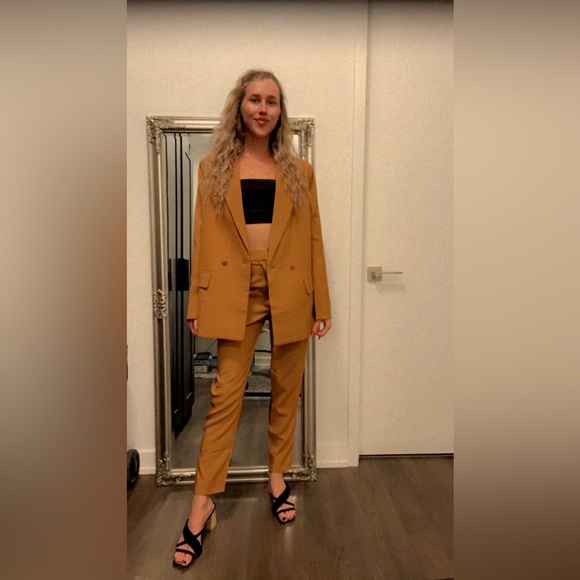 Missguided Tan Oversized Blazer - Elevate Your Fashion Game with Confidence! - Picture 3 of 3